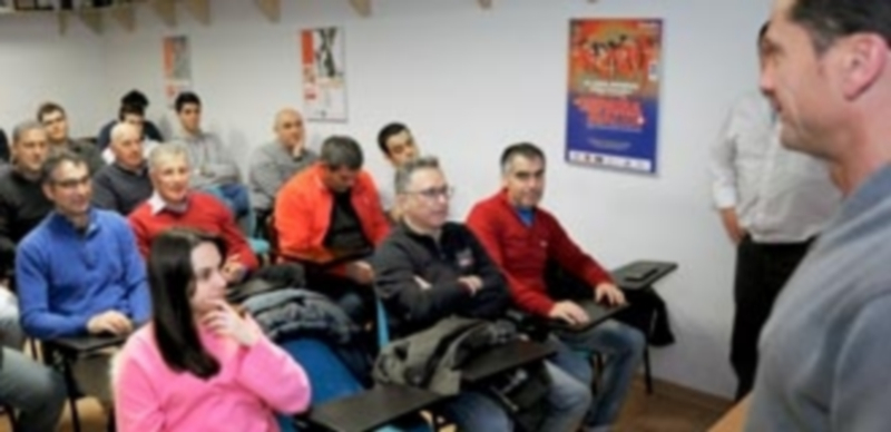 El fútbol de Castilla y León busca un nuevo modelo de comportamiento 1 Torres Gómez en las instalaciones de la Delegación Provincial de Fútbol durante la charla. / KAMARERO