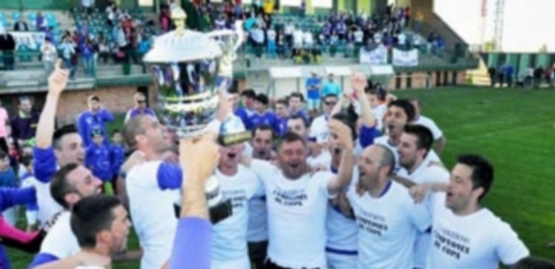 El Monteresma hace doblete 1 Los jugadores del Monteresma levantan el título que les acredita como campeones de la Copa Delegación. / kamarero