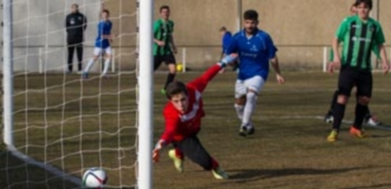 El Espinar no puede contra la pegada del San José 1 El meta Joselu no puede llegar al balón en uno de los goles encajado por su equipo contra el San José. / ÁFRICA OLALLA