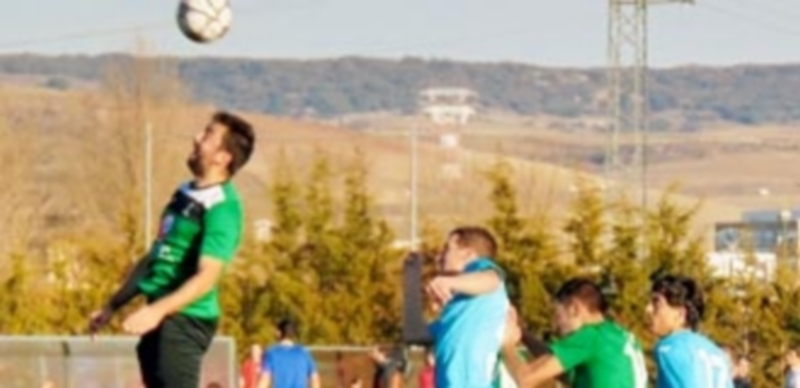 La UD El Espinar da otra de arena 1 Balón disputado por alto en el partido entre el Gamonal y El Espinar. / J.A. TORREÑO