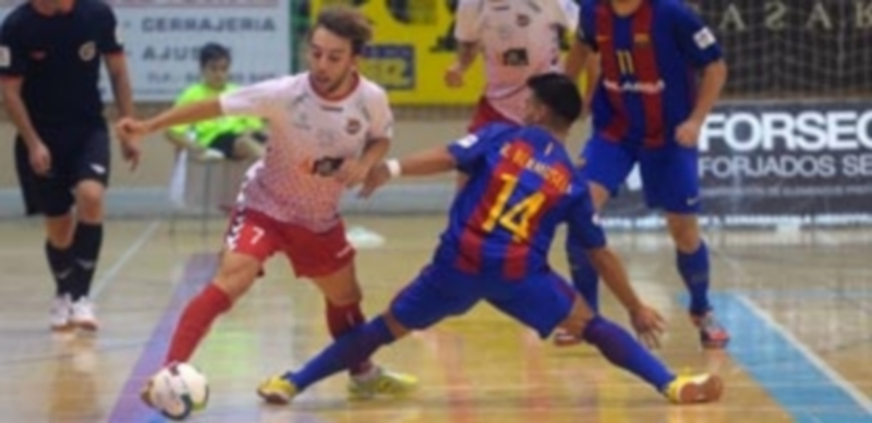 Álvaro intenta progresar por la banda superando la presión de Bermusell en una acción correspondiente a la primera parte del encuentro. / KAMARERO