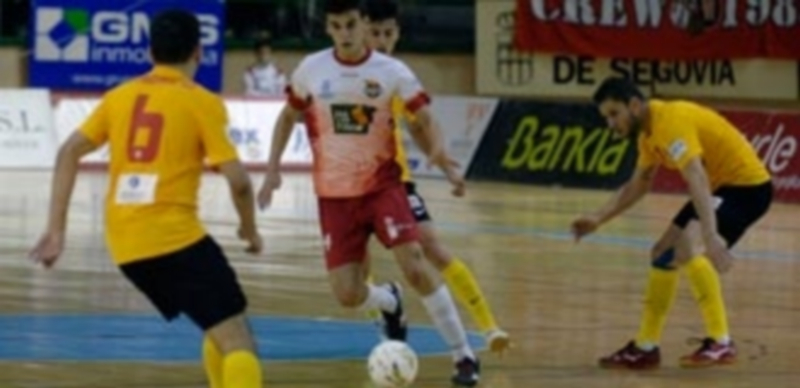 Lucas encara a Fabricio durante un momento del encuentro jugado ante el Hércules en el Pedro Delgado. / JUAN MARTÍN