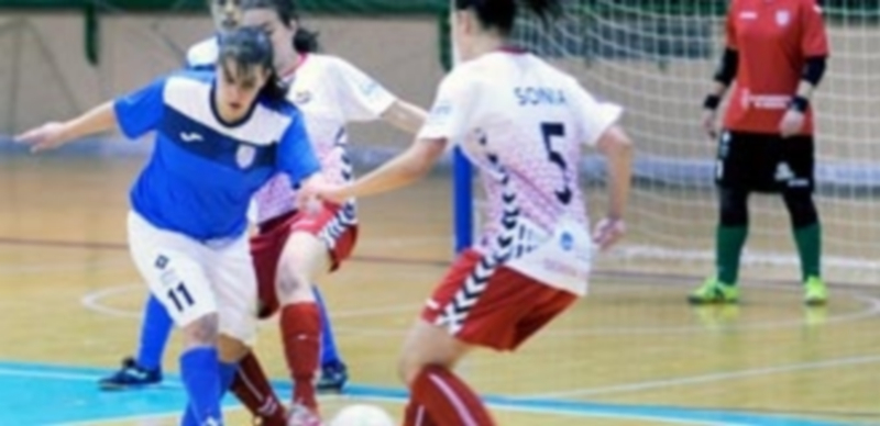 La jugadora del Unami Carré intenta salir de la presión de las atacantes del Naturpellet durante el derbi. / KAMARERO