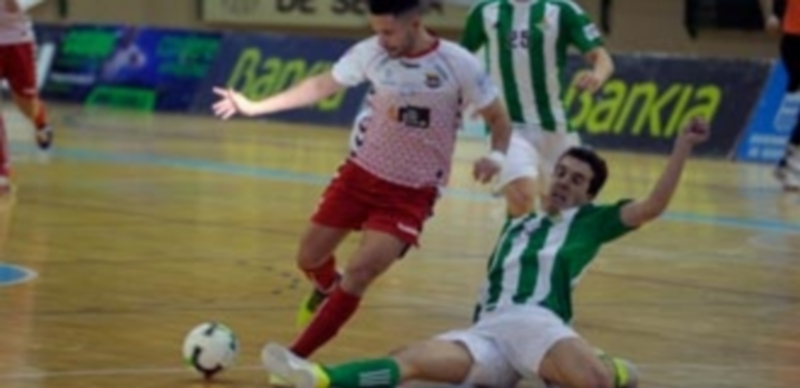 El ala del Naturpellet Juanfran se dispone a disparar ante una entrada del jugador Paco del Real Betis. / KAMARERO