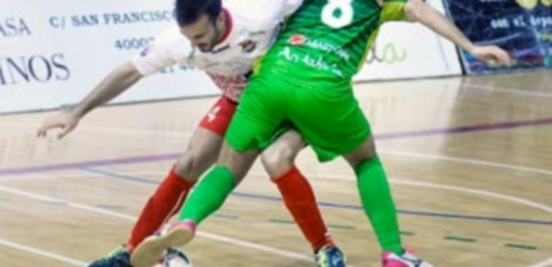 El cierre del Naturpellet Segovia Iván Quintín lucha por un balón en defensa ante el ala del UMA Antequera David. / KAMARERO