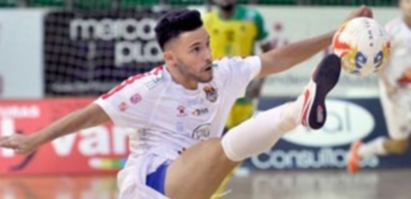 El Naturpellet juega en Leganés una envenenada Copa del Rey 1 Juanfran intenta controlar un balón en acrobática posición durante el encuentro ante el Jaén. / KAMARERO