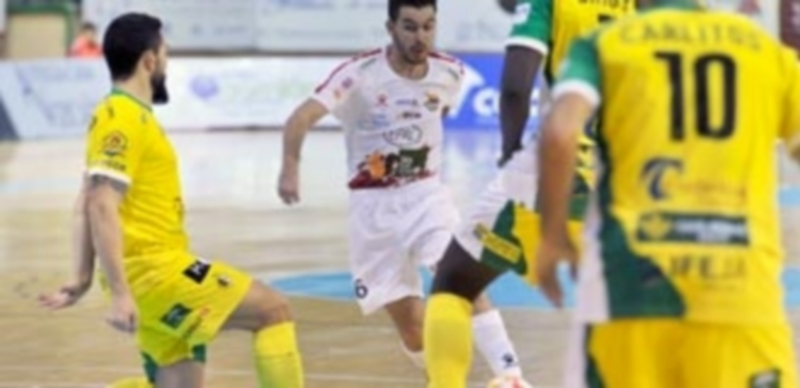 Javi Alonso intenta superar a la defensa del Jaén Paraíso Interior en el encuentro jugado en Segovia. / KAMARERO