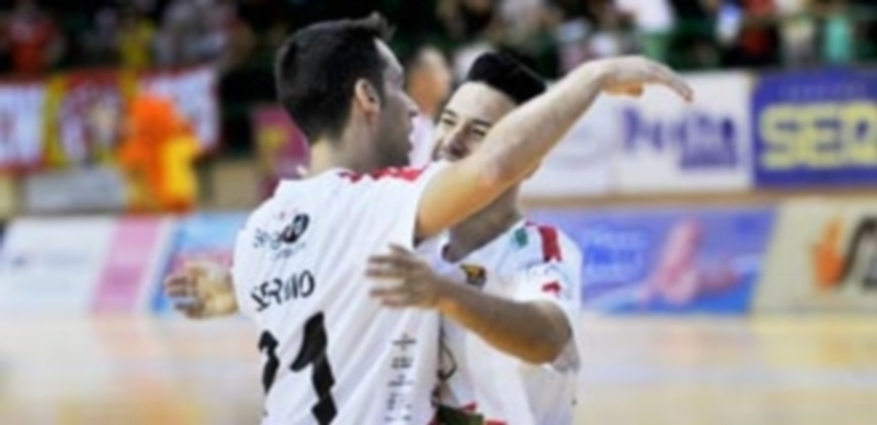 Tras el disgusto, la alegría 1 Juanfran y Sergio se abrazan después de conseguir un gol en uno de los últimos encuentros jugados por el Naturpellet en el Pedro Delgado. / KAMARERO