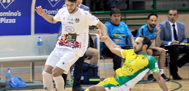 Rodri trata de superar la entrada de un jugador del Jaén