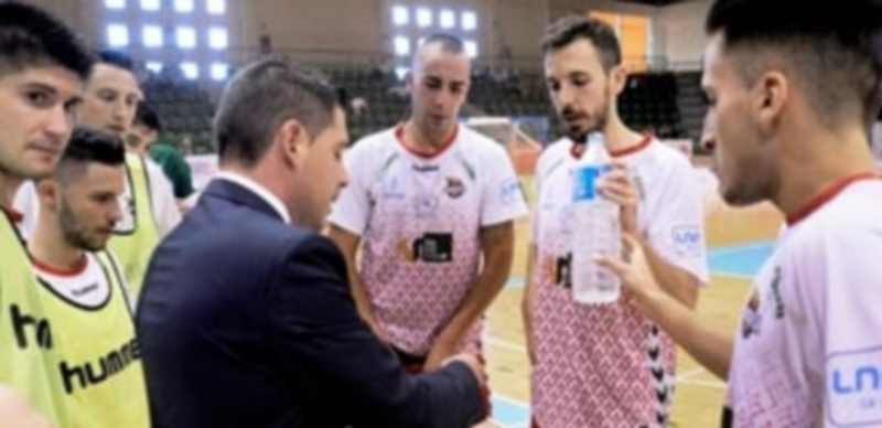 Diego Gacimartín da instrucciones a los jugadores durante un tiempo muerto. / KAMARERO