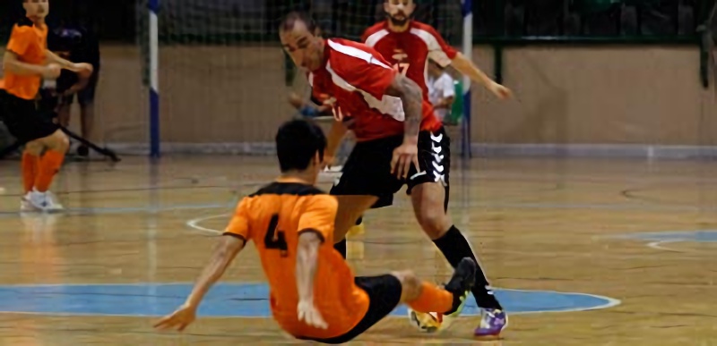 El Naturpellet y el Ribera Navarra se juegan más que la octava plaza 1 Alvarito trata de mantener la posesión de la pelota ante la entrada de un rival / NEREA LLORENTE