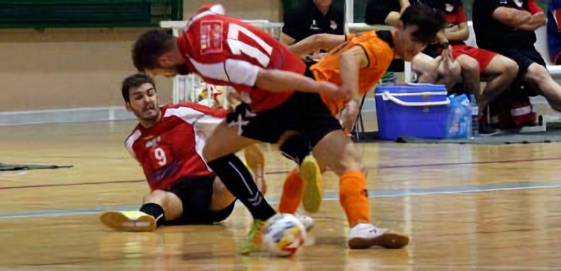Una manita exagerada 1 Buitre intenta hacerse con la pelota mientras Javi Alonso observa la jugada desde el suelo en un momento del partido ante el Ribera de Navarra. / NEREA LLORENTE