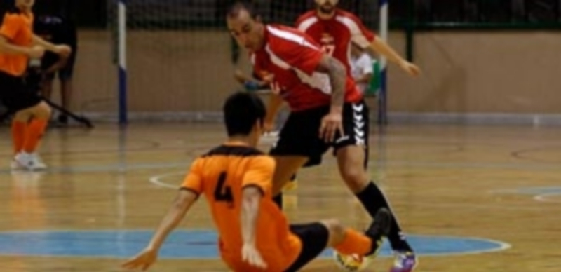 Otra prueba exigente 1 El ala del Naturpellet Segovia Alvarito se va de un rival del Aspil Ribera Navarra durante el último partido amistoso de pretemporada. / NEREA LLORENTE