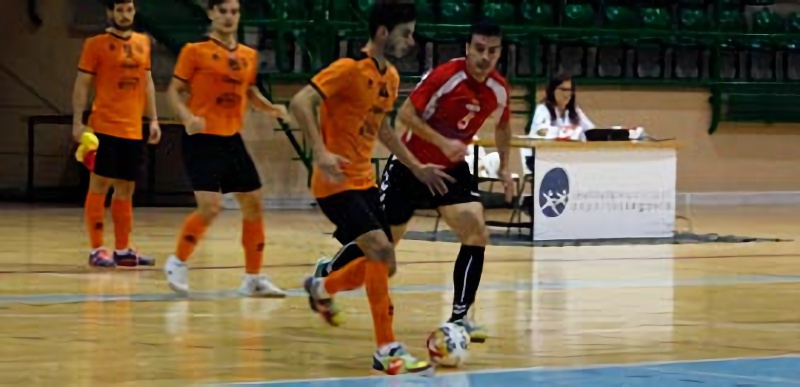 La octava plaza, en el aire 1 El jugador del Aspil Vidal Ribera Navarra Lucas conduce un balón ante la presión de Edu