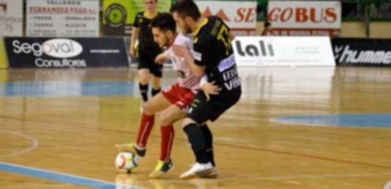 Álex Fuentes protege un balón ante la presión de un rival del O Parrulo. / T.D.S.