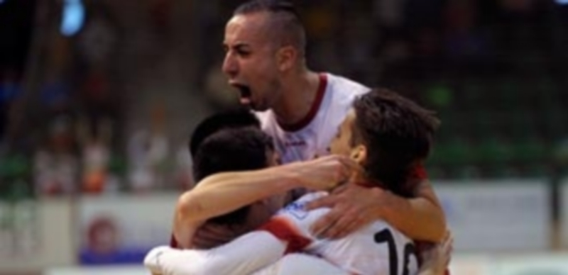 Los jugadores del Naturpellet se abrazan después de que Edu marcara el 2-0 . / KAMARERO