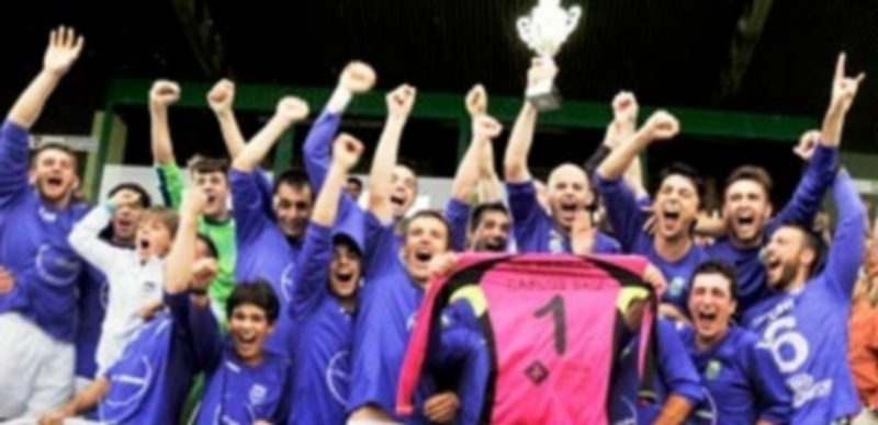 Un trofeo de color morado 1 Los jugadores del Monteresma celebran el título de Copa en la tribuna de La Albuera. / KAMARERO