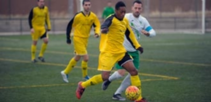 Jornada de pocos cambios en las clasificaciones de la liga provincial 1 El jugador del CD Quintanar maneja el balón mientras su oponente del San Lorenzo le presiona. / KAMARERO