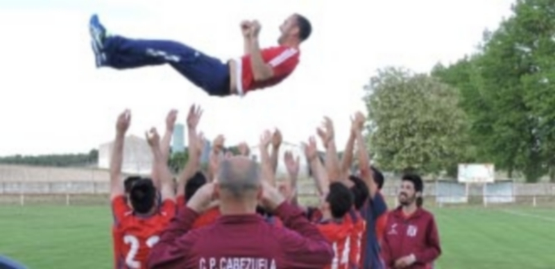 Los jugadores del Cabezuela mantean a su entrenador tras lograr el título en la Segunda Provincial. / ENRIQUE SAN FRUTOS