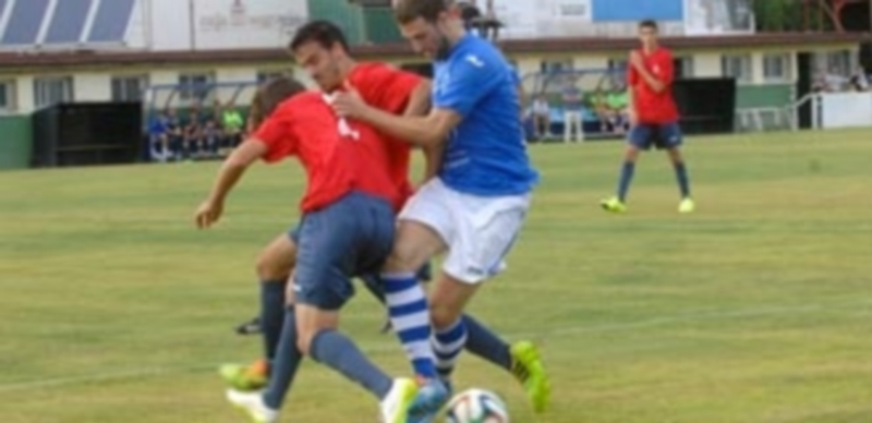 Un peldaño más ante otro Tercera 1 El jugador del CD La Granja Mario Zúñiga diputa un balón ante dos rivales del Real Ávila. / KAMARERO