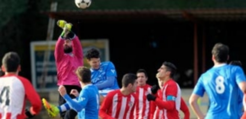 Los jugadores granjeños Dani Lázaro y Pau intentan rematar un córner