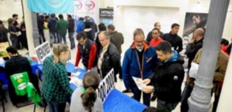Imagen de los voluntarios de la Media Maratón entregando los dorsales en la casa del Sello durante la tarde de ayer. / Kamarero