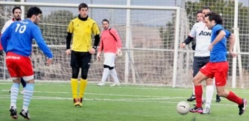 Imagen de uno de los partidos de fútbol 7 de la competicion municipal segoviana de aficionados. / Kamarero