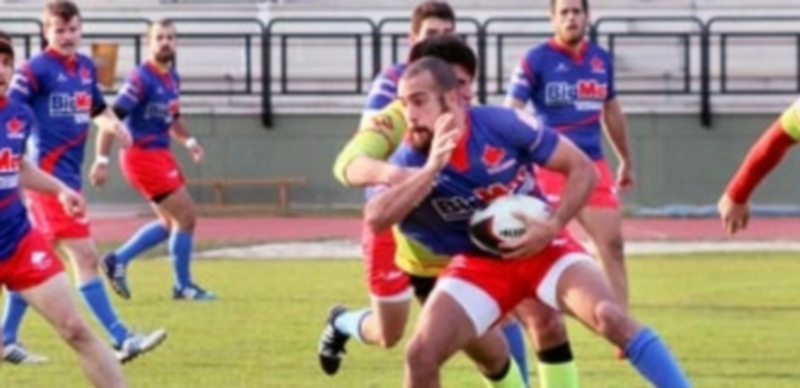El jugador del BigMat Tabanera es placado por su oponente de Los Jabatos. / EL ADELANTADO