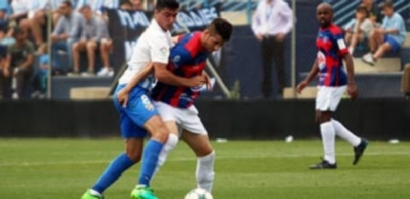 Con todo atado 1 El atacante de la Gimnástica Segoviana Dani Calleja disputa un balón frente a un rival del Atlético Malagueño. / ÁLEX CEA