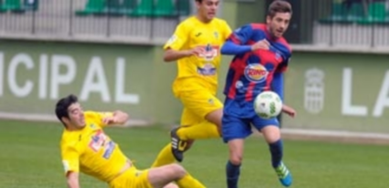 Duelo de líderes 1 El delantero de la Gimnástica Segoviana Dani Calleja se va de dos rivales de La Bañeza. / KAMARERO