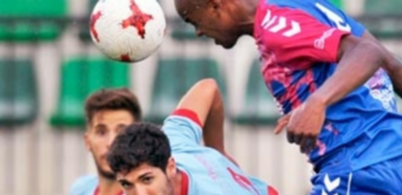 Sin desvíos y sin atajos 1 Ayrton remata de cabeza en un momento del encuentro que jugó la Segoviana ante el Celta B. / KAMARERO