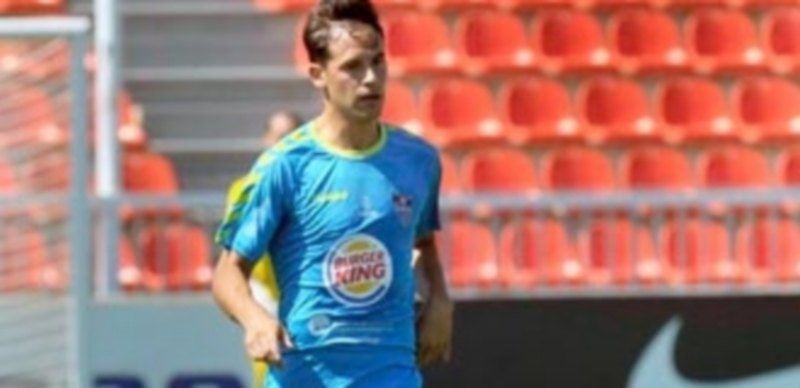 Noquear la artillería del Majadahonda 1 El lateral de la Gimnástica Segoviana Borja Plaza conduce un balón en el encuentro frente al Atlético de Madrid B. / KAMARERO