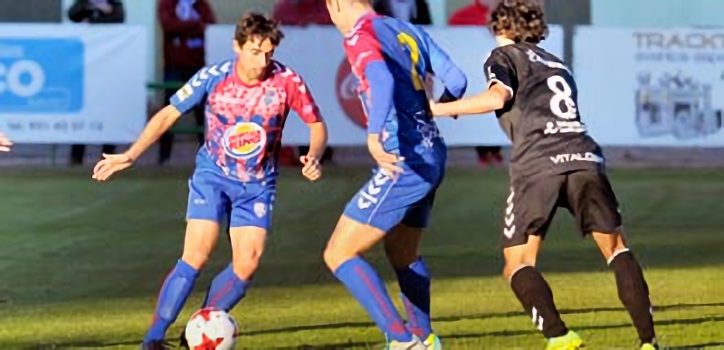 La Segoviana juega un amistoso con la mente puesta en el Guijuelo 1 El centrocampista de la Segoviana Quino y su compañero Borja Plaza disputan un balón durante un partido. / KAMARERO