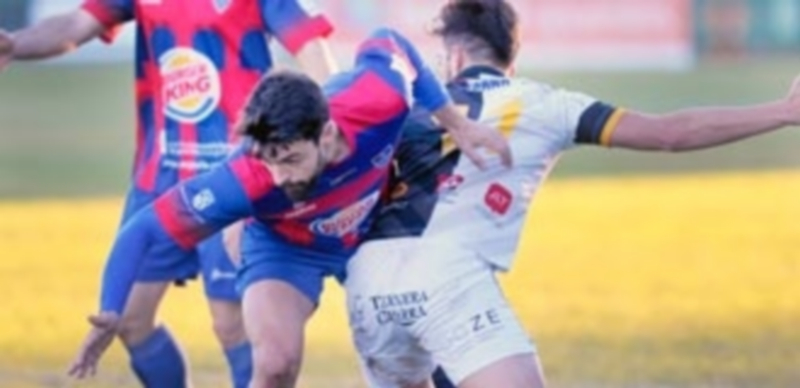 Un peligroso rival para el líder 1 El centrocampista de la Gimnástica Segoviana Domingo recupera un balón ante un rival del Unionistas. / KAMARERO