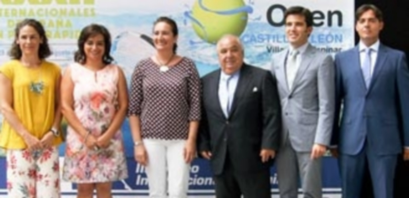 Foto de familia de los representantes institucionales tras la presentación de la trigésimo segunda edición del Open Castilla y León de tenis. / E.A.