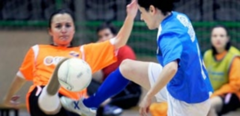 Laura Llorente intenta llevarse un balón dividido. / kamarero