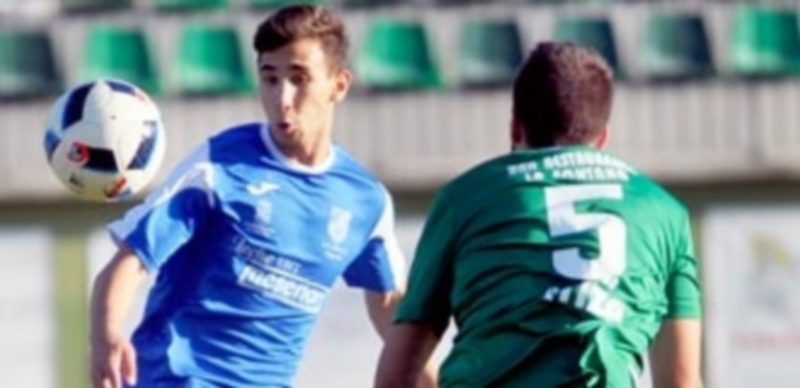 De pasar apuros a golear 1 El jugador del Unami Hamza intenta controlar un balón ante la presión de un rival en el campo de La Albuera. / KAMARERO