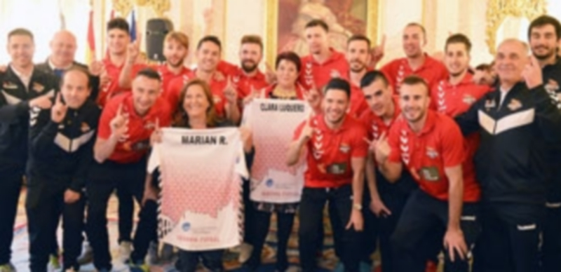 Homenaje a los campeones 1 Los jugadores del Naturpellet Segovia y el cuerpo técnico