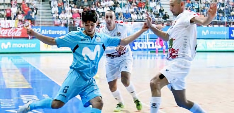 Plantar cara al líder 1 El ala del Inter Daniel se dispone a disparar ante la presión de Carlos Muñoz y Alvarito. / INTER MOVISTAR - SANDRA SANTIAGO