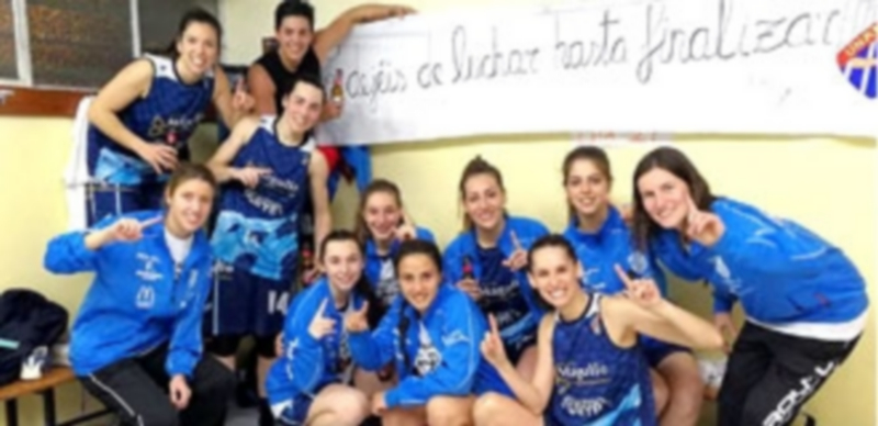 Las jugadoras del Unami Venta Magullo celebrando el título de la Primera Nacional femenina tras el partido frente a la Universidad de Salamanca. / UNAMI BASKET