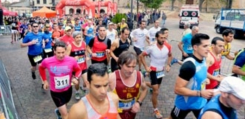 La pasada edición de la Media Maratón de Cantalejo reunió a multitud de corredores y numero público a lo largo del recorrido. / kamarero