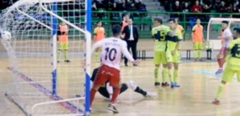 El ala del Naturpellet Chus hace el 1-1 con un lanzamiento de falta. / KAMARERO