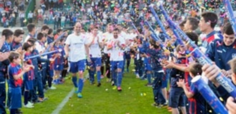 Una gran fiesta, a la espera de una mayor 1 Los jugadores del San José hacen el pasillo a la Segoviana. / KAMARERO
