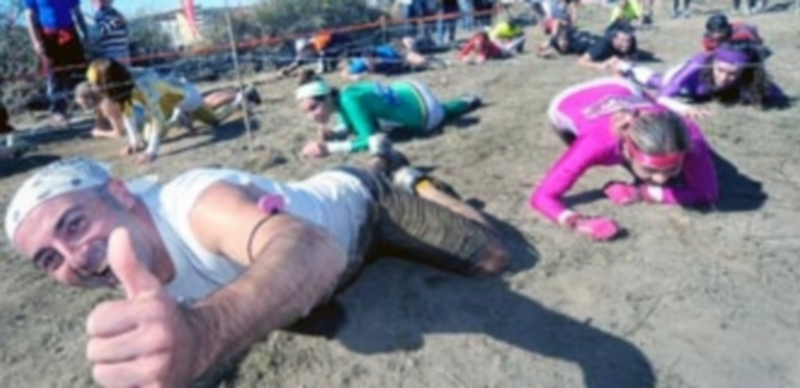 El entramado de alambres fue uno de los obstáculos más complicados a lo largo del circuito Eternal Running para los participantes. / KAMARERO