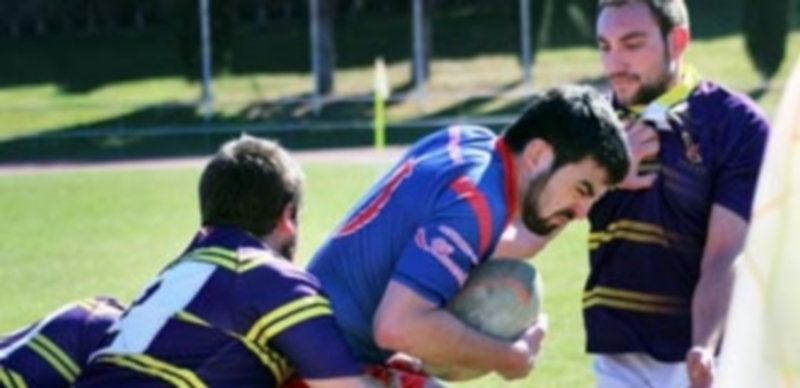 El jugador de los Lobos intenta continuar con su progresión pese a los intentos de sus rivales por frenarle. / EL ADELANTADO