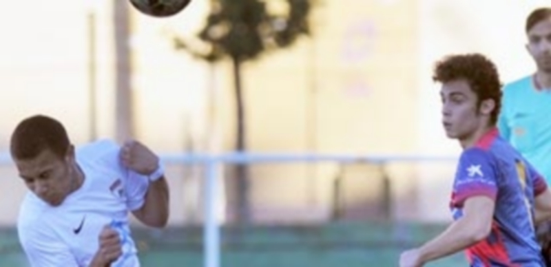 Derrotas para los dos conjuntos segovianos en sus respectivos partidos lejos de casa 1 El jugador del Isoba vuelve la cara intentando que no le dé el balón./ KAMARERO