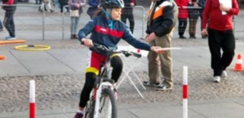 Una de las participantes en la gymkana que organizó el club en el Azoguejo. / EL ADELANTADO