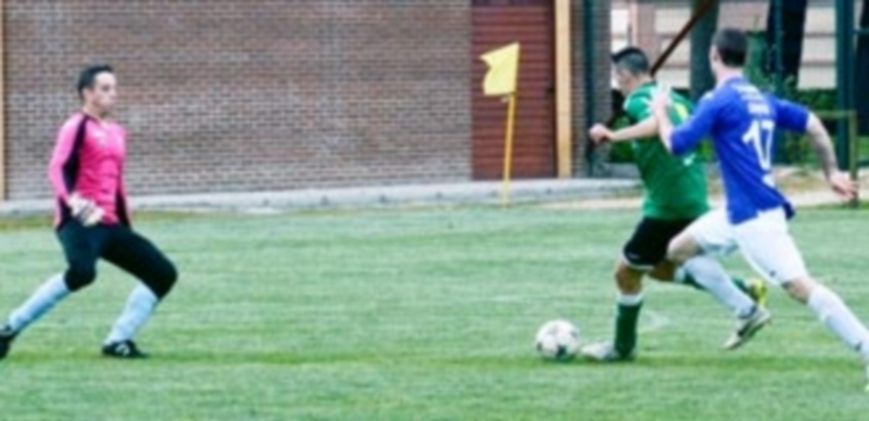 Emoción hasta el final 1 Imagen del encuentro que disputaron en Nava de la Asunción el Spórting Nava y el Monteresma. / AMADOR MARUGÁN