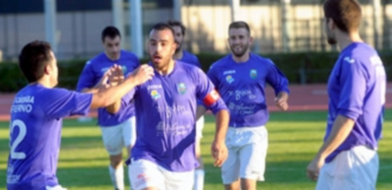 El Monteresma sufre ante el Spórting Nava para seguir imbatido en la Primera 1 Los jugadores del Monteresma se abrazan a un compañero en la imagen de archivo. / Kamarero