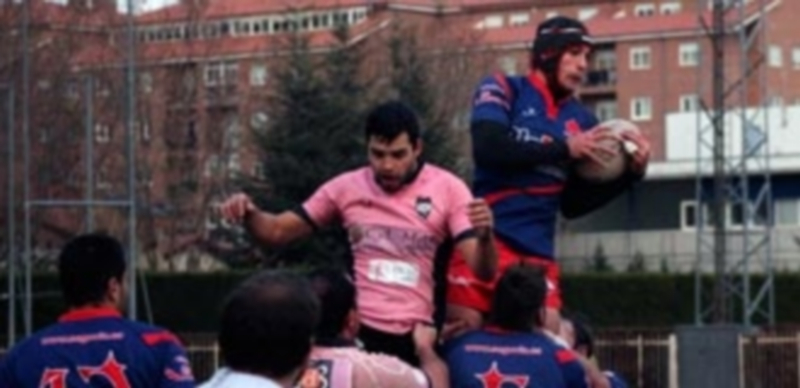 El jugador del BigMat Tabanera Lobos se hace con el balón en una touch. / EL ADELANTADO